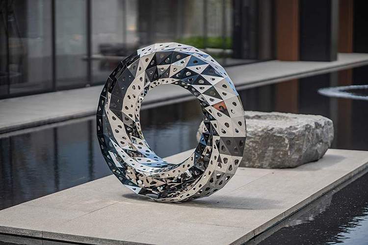 鏡面不銹鋼鏤空圓環雕塑